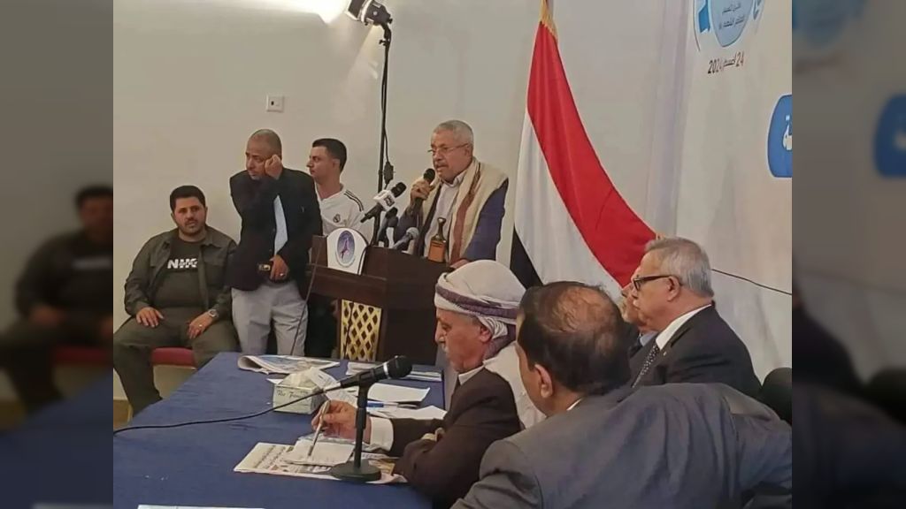 بأوامر حوثية... جناح المؤتمر في صنعاء يفصل قيادييَن مختطفيَن في سجون المليشيات