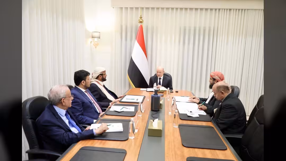 مجلس القيادة يؤكد دعمه الكامل للبرنامج الحكومي ويشيد بجهود المملكة للنهوض بأوضاع المحافظات المحررة
