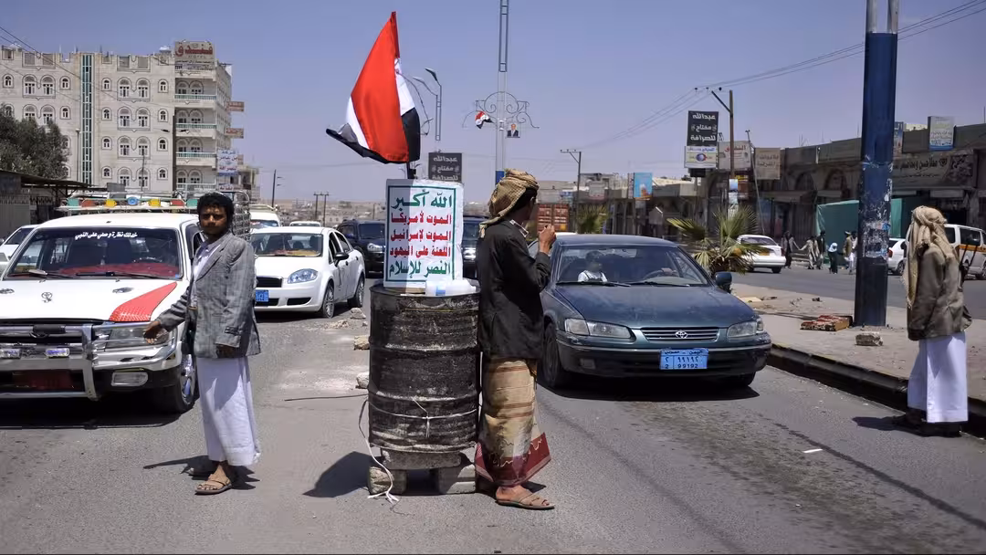 مليشيا الحوثي تقتل مواطناً وتصيب آخر في نقطة تفتيش بصعدة