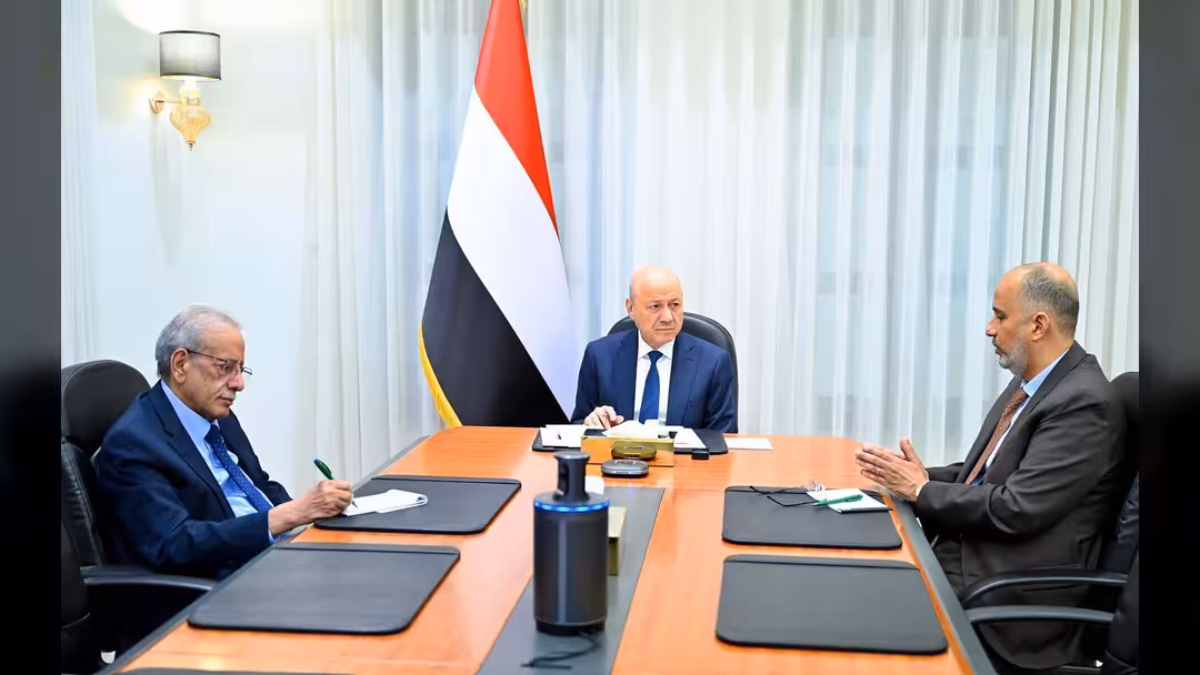 رئيس مجلس القيادة يجتمع بلجنة إدارة الازمات لتدارس سبل الاستجابة للتطورات في المنطقة