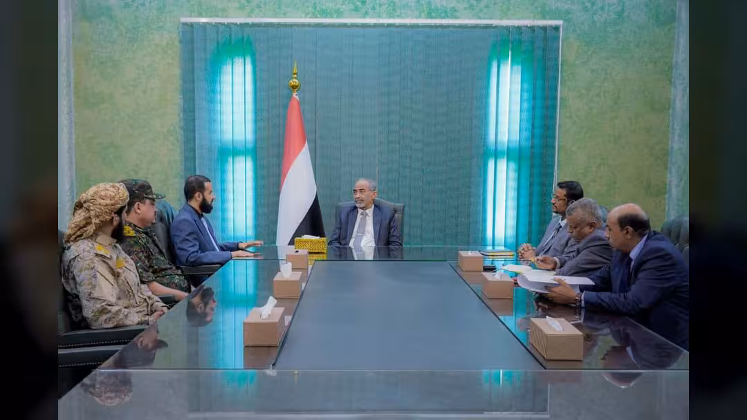 الفريق الصبيحي يشدد على مضاعفة تقديم الخدمات للمواطنين في أبين وترسيخ دعائم الأمن والاستقرار