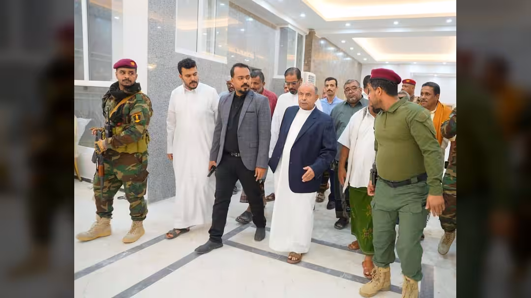 عضو مجلس القيادة سالم الخنبشي يتفقد أعمال صيانة وترميم القصر الجمهوري بمدينة المكلا