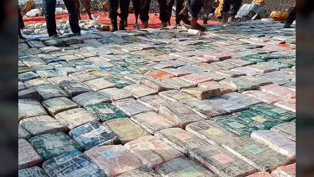 لحج... الحملة الأمنية تضبط شحنة مخدرات كبيرة قبالة سواحل رأس العارة