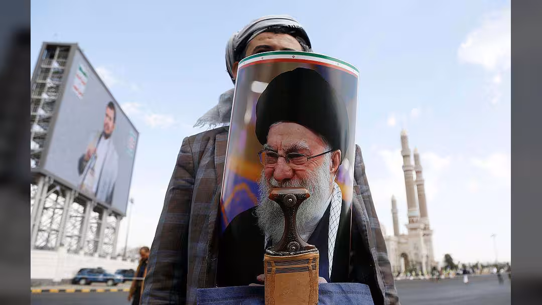 بين الولاء لإيران والحفاظ على السلطة... لماذا لم يدخل الحوثيون الحرب بعد؟