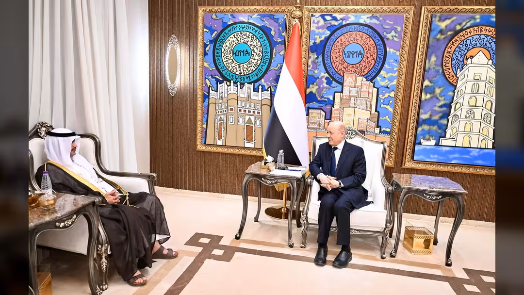 رئيس مجلس القيادة يشيد بالعلاقات الراسخة مع دولة الكويت وشجاعة قواتها في ردع التهديد