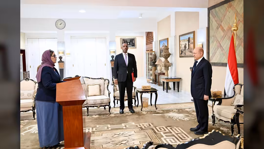 سفيرة اليمن لدى الولايات المتحدة تؤدي اليمين الدستورية امام رئيس مجلس القيادة الرئاسي