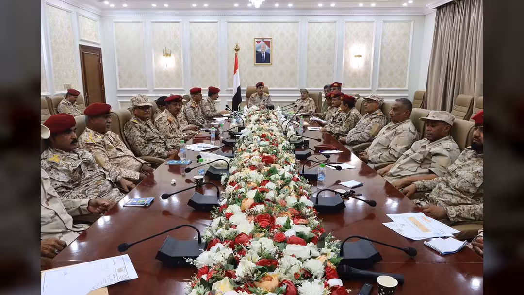 وزير الدفاع يعقد اجتماعاً بهيئتي العمليات الحربية والعمليات المشتركة