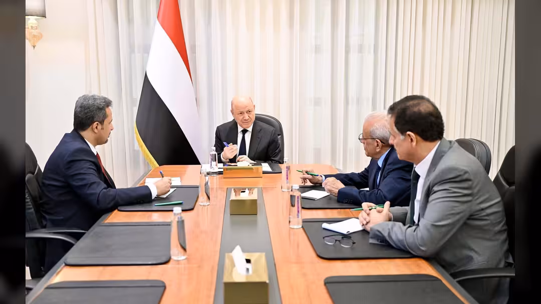رئيس مجلس القيادة: معركة استعادة مؤسسات الدولة تبدأ من استقرار المحافظات المحررة