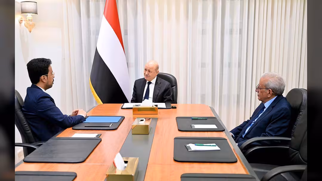 رئيس مجلس القيادة يؤكد اهمية نقل العلاقة بين المكونات والقوى الوطنية من التنافس إلى الشراكة