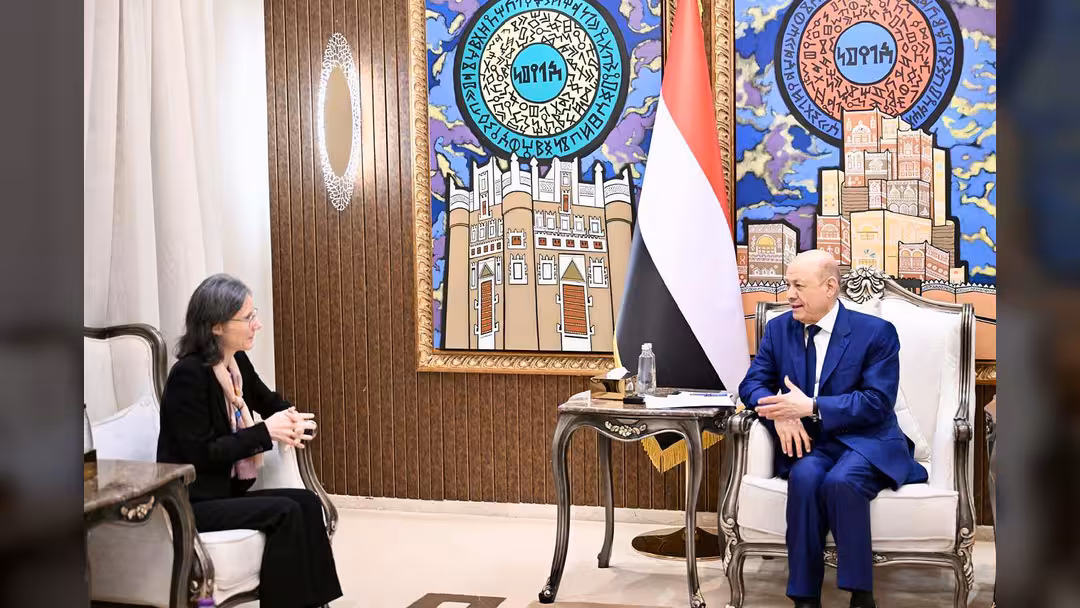 رئيس مجلس القيادة يحذر من مخاطر استمرار النظام الإيراني بالاستثمار في المليشيات الارهابية