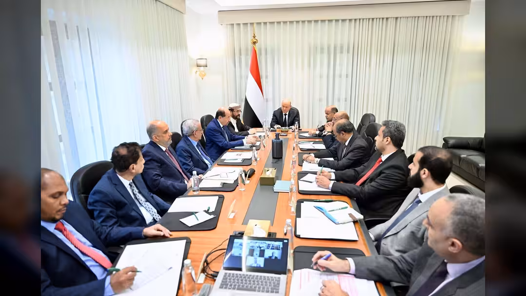 رئيس مجلس القيادة يعقد اجتماعا مصغرا للحكومة والسلطات المحلية