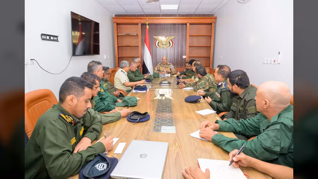 طارق صالح يطلع على إصلاحات وزارة الداخلية ويترأس اجتماعاً لقطاع الأمن في الساحل الغربي