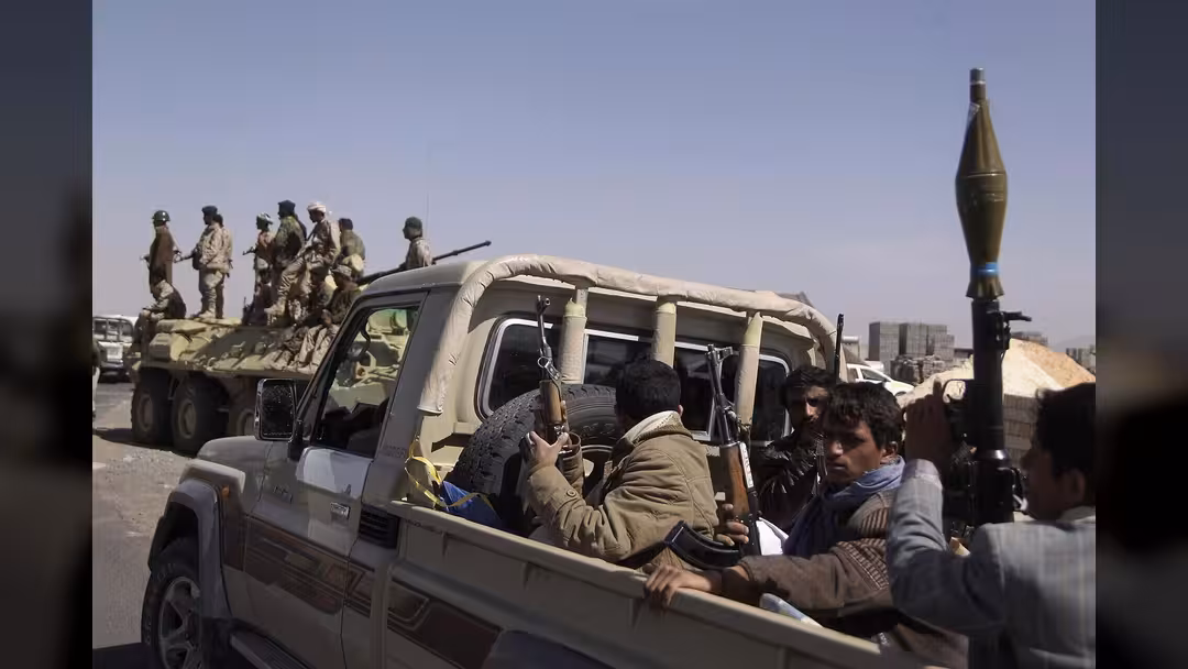 الحوثيون يحولون جبل السياني إلى ثكنة عسكرية ويقمعون أهالي الأخطور