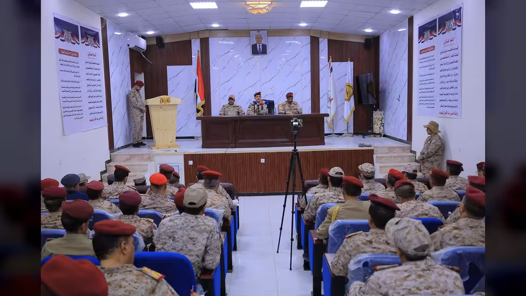 وزير الدفاع يترأس اجتماعاً موسعاً لقيادة وزارة الدفاع ورئاسة الأركان والمناطق والهيئات والدوائر