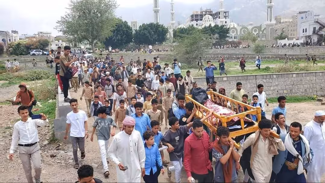 المئات من المواطنين وطلاب المدارس يشيعون طفل قتل برصاص قناص حوثي