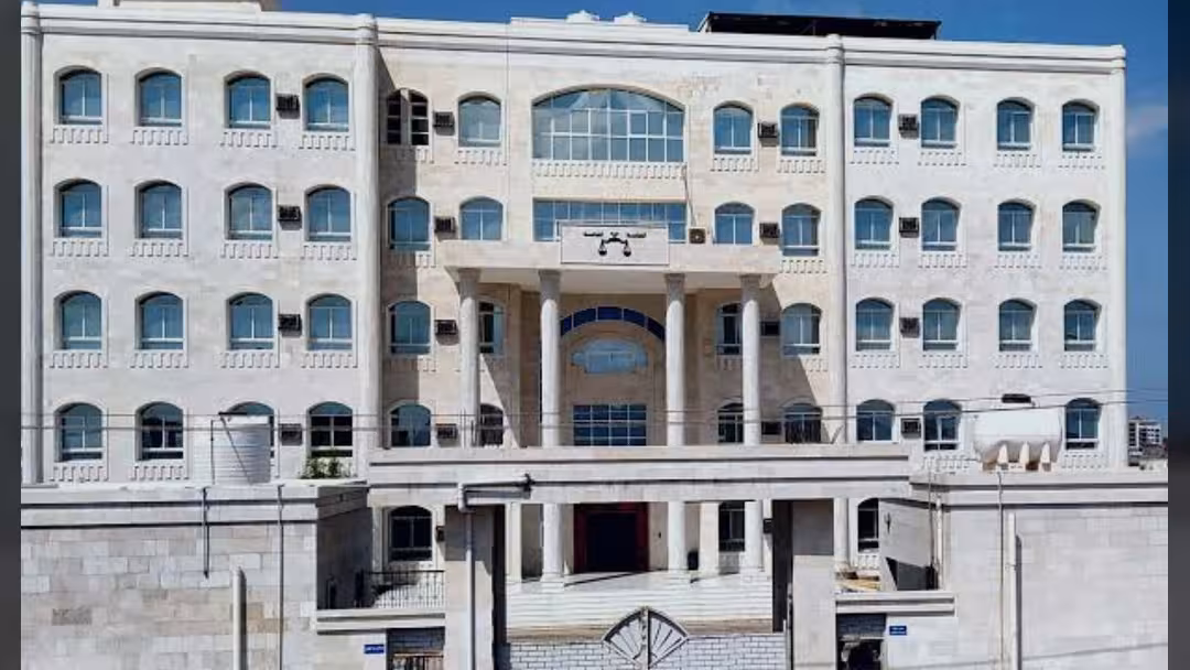 عدن... النيابة الجزائية تصدر أوامر قبض قهرية بحق عدد من قيادات المجلس الانتقالي المنحل