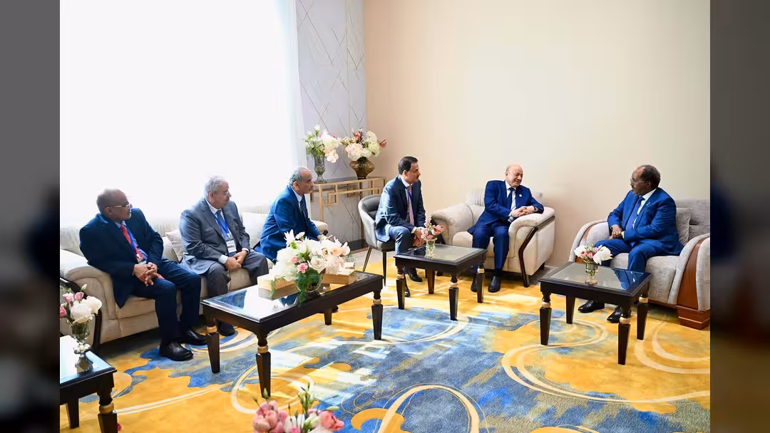 رئيس مجلس القيادة يبحث والرئيس الصومالي جهود مكافحة الارهاب والمليشيات المسلحة