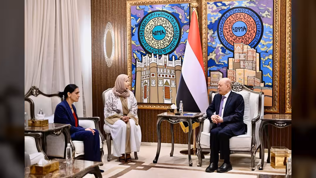 رئيس مجلس القيادة يؤكد اولوية العمل على اغلاق ملف الوكلاء في اي اتفاق مع النظام الايراني