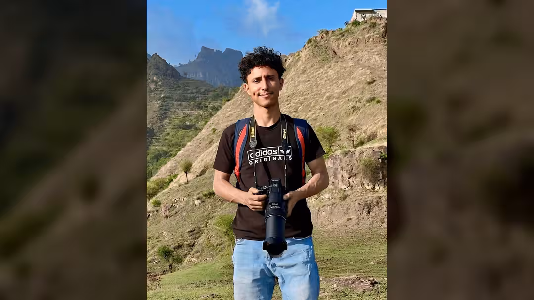 مضايقات حوثية تجبر المصور بسام العواضي على ترك التصوير وبيع معداته في إب
