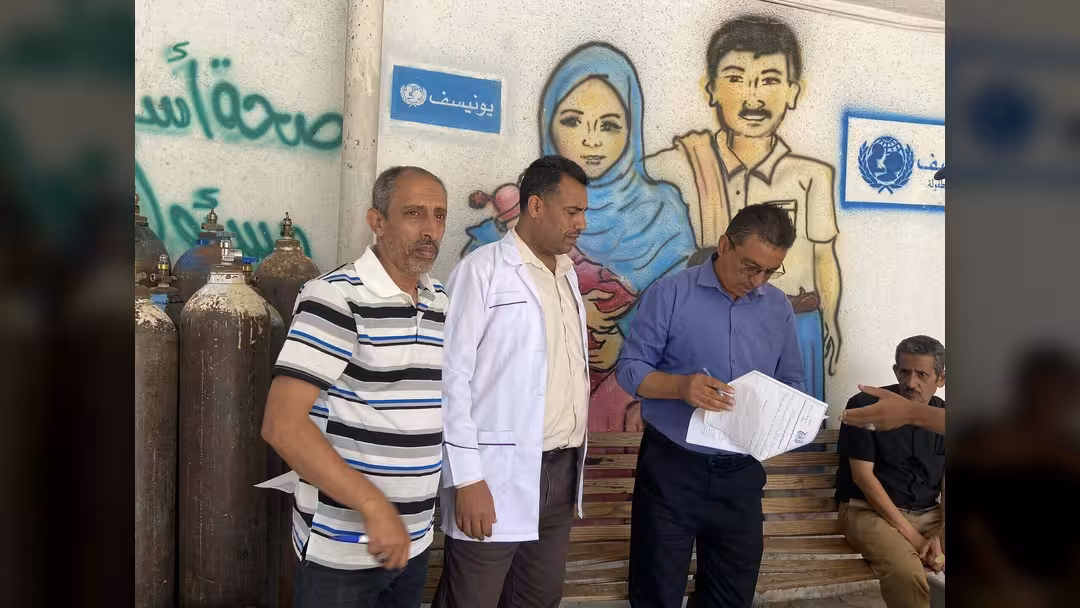إب.. مليشيا الحوثي تشرع في إغلاق عيادات وأقسام داخل مستشفى حكومي رغم احتياج الأهالي