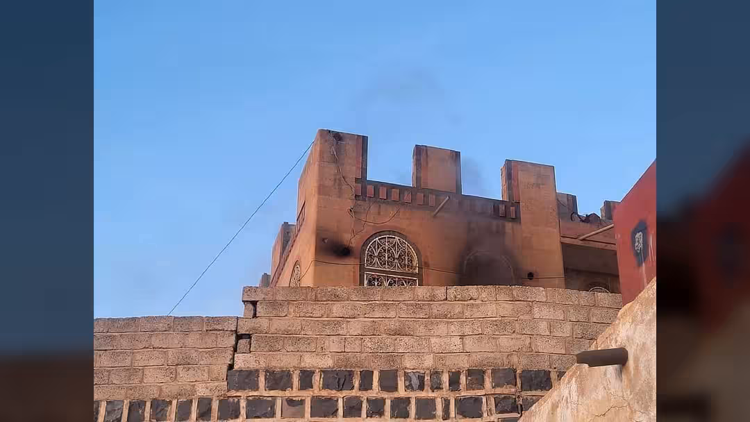 مليشيات الحوثي تحرق منزل شيخ قبلي في حي السنينة بصنعاء