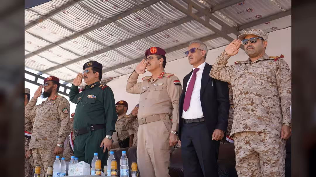وزيرا الدفاع والداخلية يتفقدان عدداً من المواقع العسكرية في ميناء الوديعة ويشهدان عرضاً عسكرياً لقوات الطوارئ