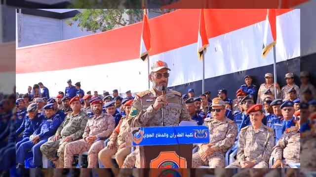 رئيس هيئة الأركان يشارك في حفل تخرج دفعة جديدة بكلية الطيران