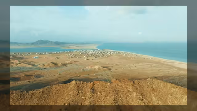 الفريق طارق صالح يؤدي صلاة العيد مع المواطنين في باب المندب