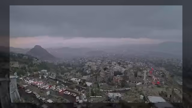 أمطار غزيرة وأجواء استثنائية تجتاح مدينة تعز