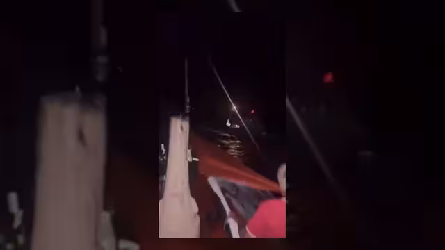 خفر السواحل ينقذ 20 شخصاً من قارب معطل في عرض البحر
