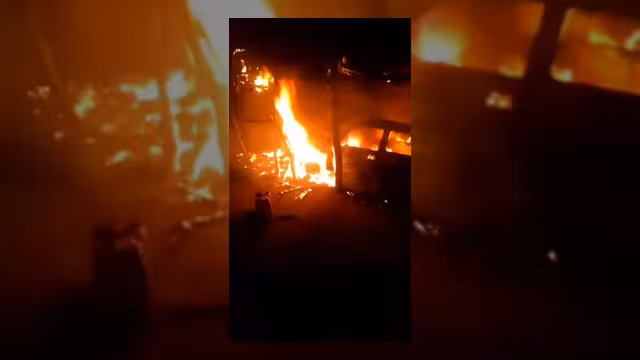 قيادي حوثي يحرق منزلاً وعدة سيارات لمواطن في مديرية رجوزة