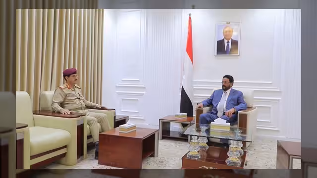 العرادة يترأس اجتماعاً عسكرياً لمناقشة الجاهزية القتالية وتطوير الأداء المؤسسي