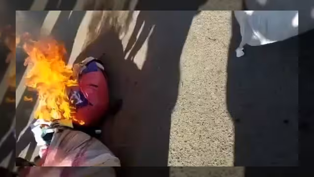 باعة في صنعاء يحرقون بضائعهم احتجاجاً على الجبايات الحوثية