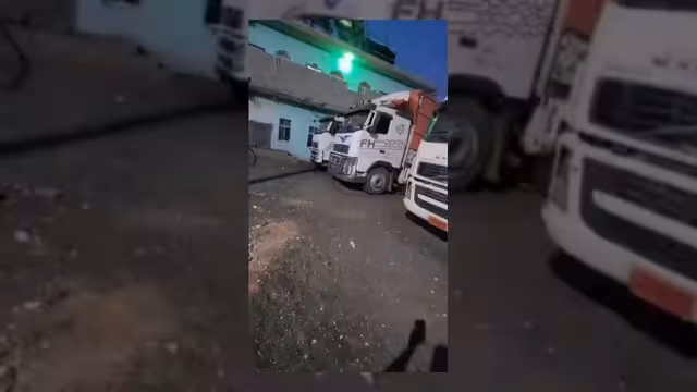 الحوثيون يفرضون رسوماً جديدة على الدقيق وتوقف عشرات الشاحنات في الراهدة