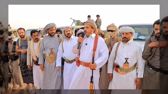 الشيخ حمد بن راشد فدغم الحزمي يلقي كلمة أمام ممثلي القبائل اليمنية