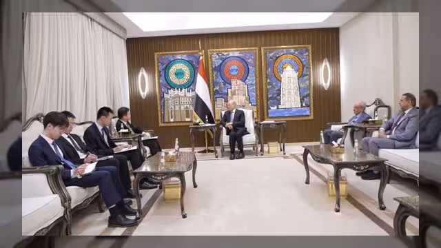 العليمي يحذر من تداعيات الرحلة الإيرانية إلى مطار صنعاء