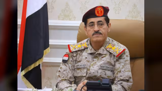وزير الدفاع: سنقوم بالتصدي والتعامل مع الطيران المعادي المنتهك للأجواء اليمنية بجميع الوسائل المتاحة