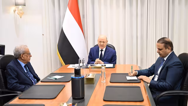 رئيس مجلس القيادة: الدولة لن تسمح بأي رحلات خارج اختصاصاتها الحصرية