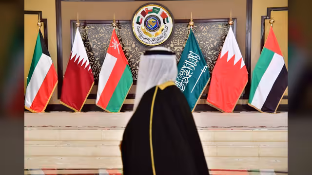 مجلس التعاون الخليجي يرفض ويستنكر ادعاءات الحوثيين ضد السعودية ويدين تهديدهم المستمر للملاحة البحرية