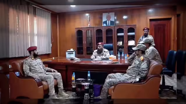 قائد المنطقة الرابعة يلتقي محافظ أبين لتعزيز الأمن والاستقرار