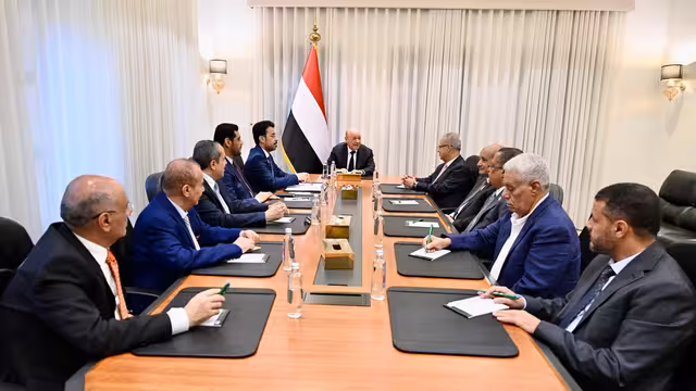 رئيس مجلس القيادة يشيد بالتحالف البحري متعدد الجنسيات والدعم السعودي لمؤسسات الدولة اليمنية وامن واستقرار المنطقة