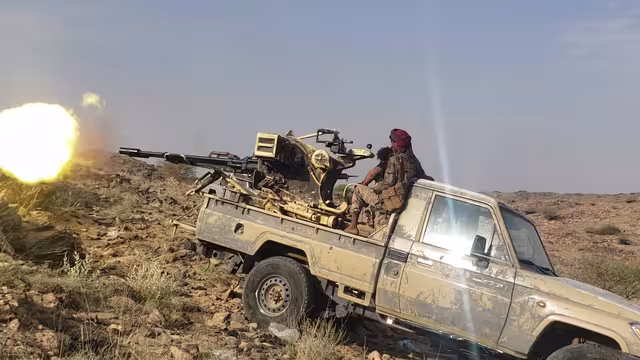 مقتل وإصابة عدد من عناصر مليشيا الحوثي بمدفعية الجيش جنوبي تعز