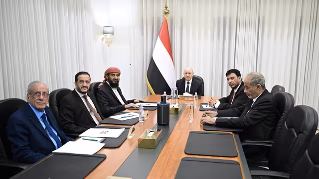 مجلس القيادة الرئاسي يشيد بوحدة مؤسسات الدولة وقدراتها المتنامية لردع تهديدات المليشيات الإرهابية