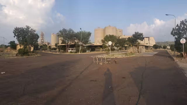 مليشيا الحوثي تواصل تفكيك معدات مصنع اسمنت البرح تمهيداً لنقلها إلى عمران