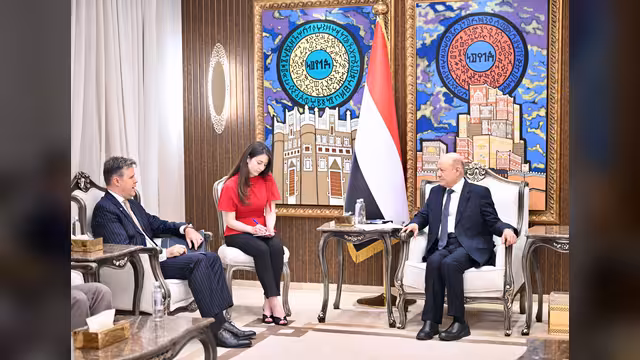 رئيس مجلس القيادة: استهداف ميناء المخا يكشف حرب المليشيات الممنهجة على مقدرات الشعب اليمني وشرايين حياته
