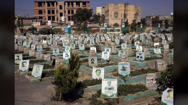 الحوثيون يشيّعون 10 من قتلاهم بينهم منتحلو صفات عسكرية