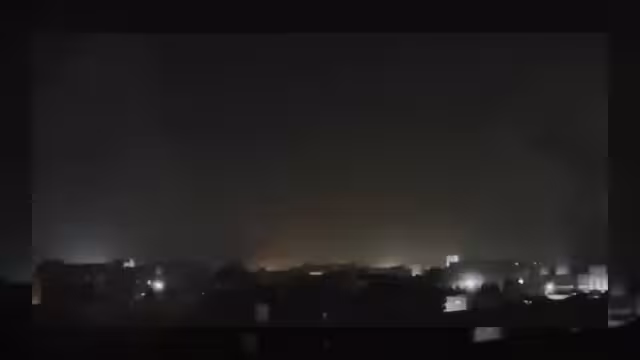 مشاهد توثق آثار قصف صواريخ باليستية على مدينة المخا