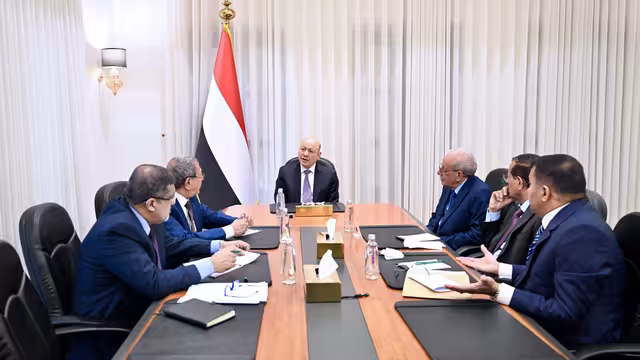 رئيس مجلس القيادة يؤكد دور القضاء في معركة استعادة مؤسسات الدولة ومكافحة الإرهاب وحماية حقوق الضحايا