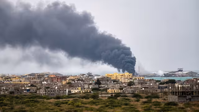 مليشيا الحوثي تعاود قصف ميناء المخا بالصواريخ الباليستية