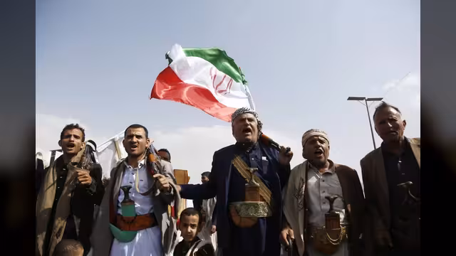 فورين بوليسي: الحوثيون يخاطرون بجر اليمن إلى حرب شاملة من أجل إيران